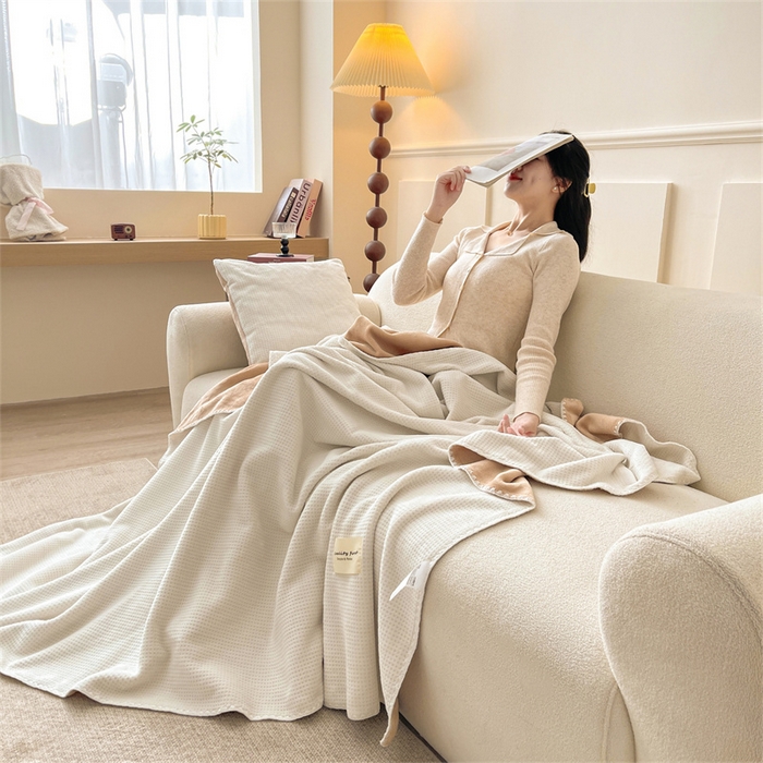 91家纺网 家纺一手货源 找家纺 澳梵家居 2025新款华夫格绒四季毯毛毯 乳杏白