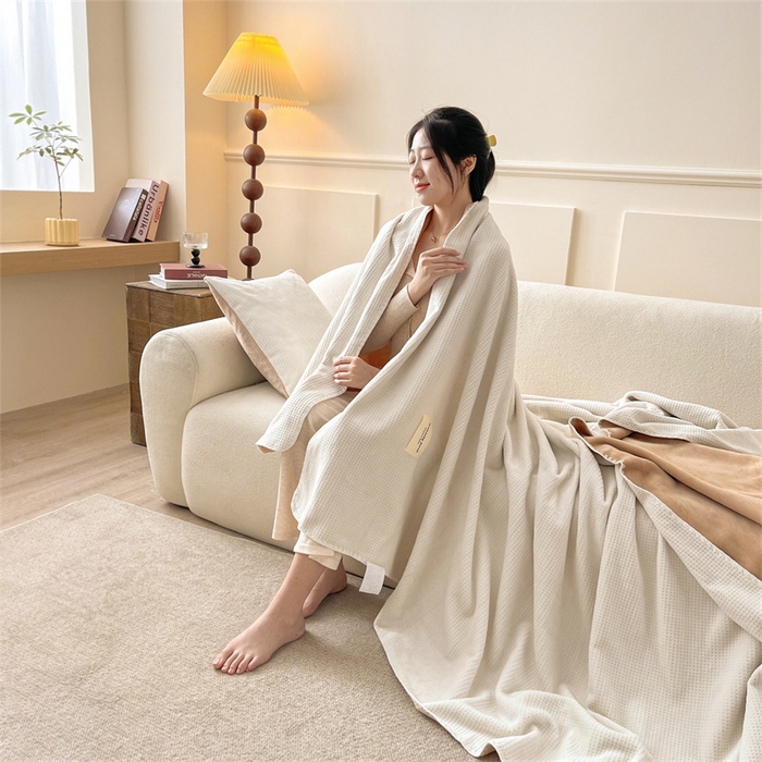 91家纺网 家纺一手货源 找家纺 澳梵家居 2025新款华夫格绒四季毯毛毯 乳杏白