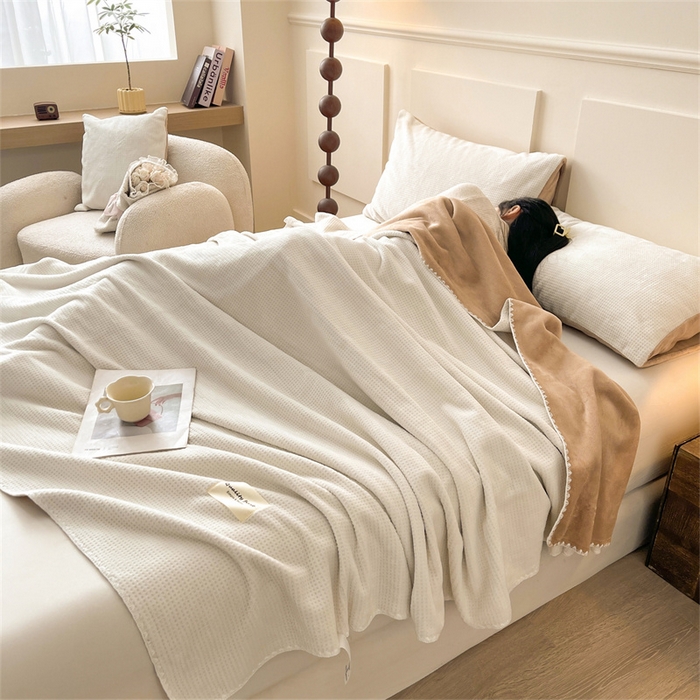 91家纺网 家纺一手货源 找家纺 澳梵家居 2025新款华夫格绒四季毯毛毯 乳杏白