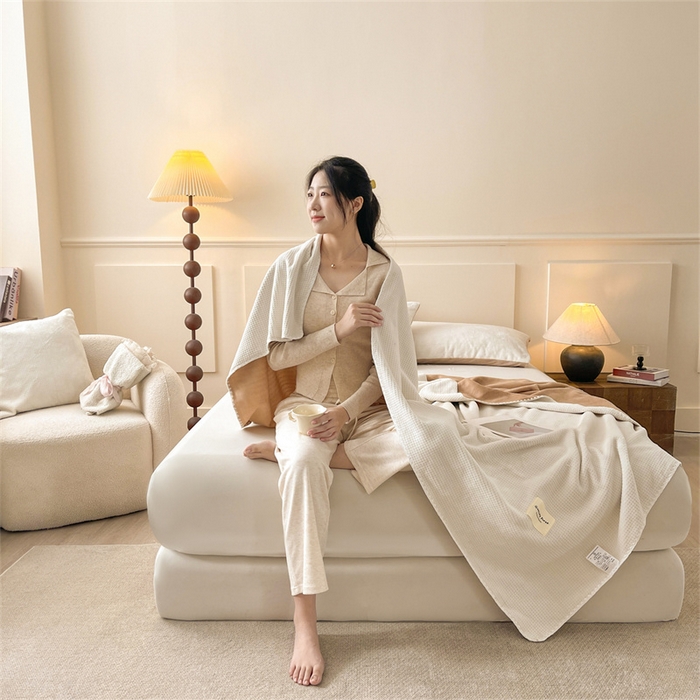 91家纺网 家纺一手货源 找家纺 澳梵家居 2025新款华夫格绒四季毯毛毯 乳杏白