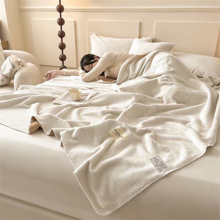 91家纺网 家纺一手货源 找家纺 澳梵家居 2025新款华夫格绒四季毯毛毯 乳杏白