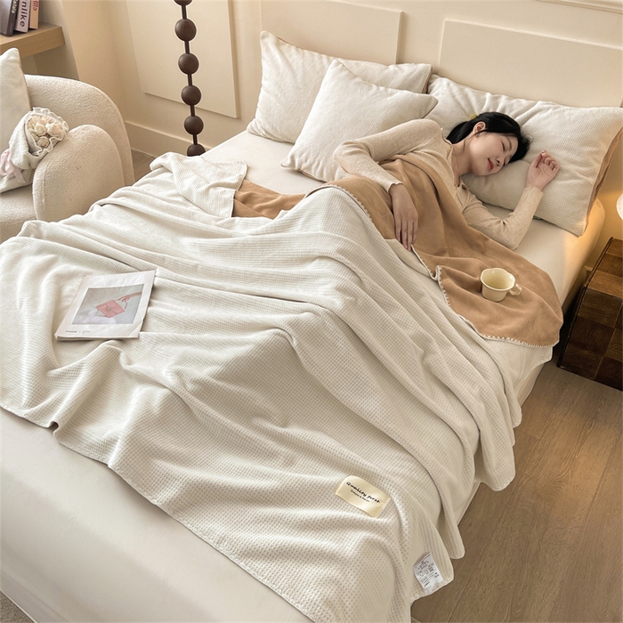 91家纺网 家纺一手货源 找家纺 澳梵家居 2025新款华夫格绒四季毯毛毯 乳杏白