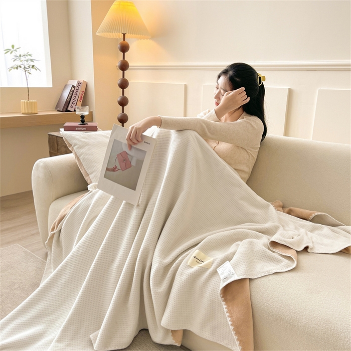 91家纺网 家纺一手货源 找家纺 澳梵家居 2025新款华夫格绒四季毯毛毯 乳杏白