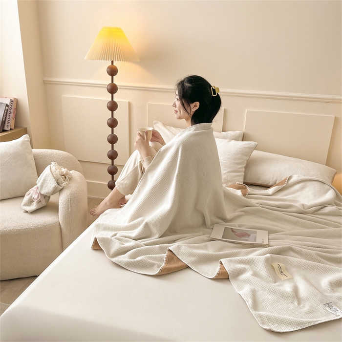 91家纺网 家纺一手货源 找家纺 澳梵家居 2025新款华夫格绒四季毯毛毯 乳杏白