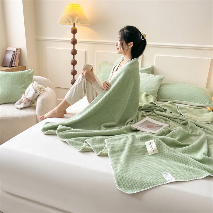 91家纺网 家纺一手货源 找家纺 澳梵家居 2025新款华夫格绒四季毯毛毯 抹茶绿