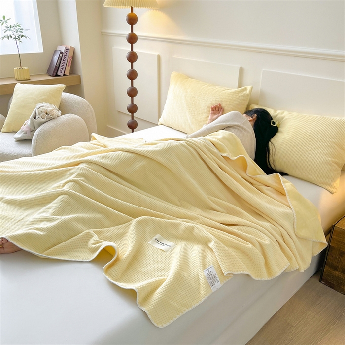 91家纺网 家纺一手货源 找家纺 澳梵家居 2025新款华夫格绒四季毯毛毯 奶油黄