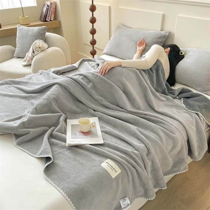 91家纺网 家纺一手货源 找家纺 澳梵家居 2025新款华夫格绒四季毯毛毯 时光灰