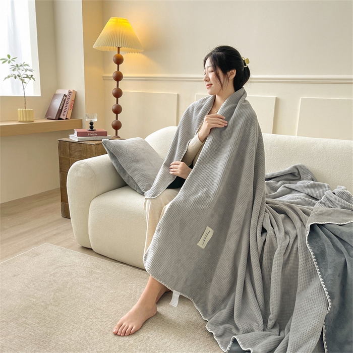 91家纺网 家纺一手货源 找家纺 澳梵家居 2025新款华夫格绒四季毯毛毯 时光灰