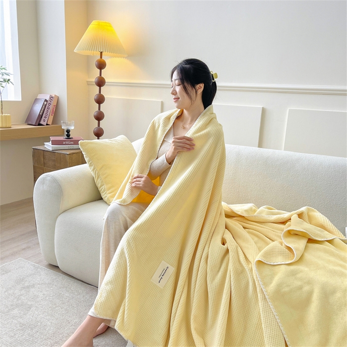 91家纺网 家纺一手货源 找家纺 澳梵家居 2025新款华夫格绒四季毯毛毯 奶油黄