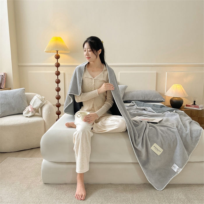 91家纺网 家纺一手货源 找家纺 澳梵家居 2025新款华夫格绒四季毯毛毯 时光灰