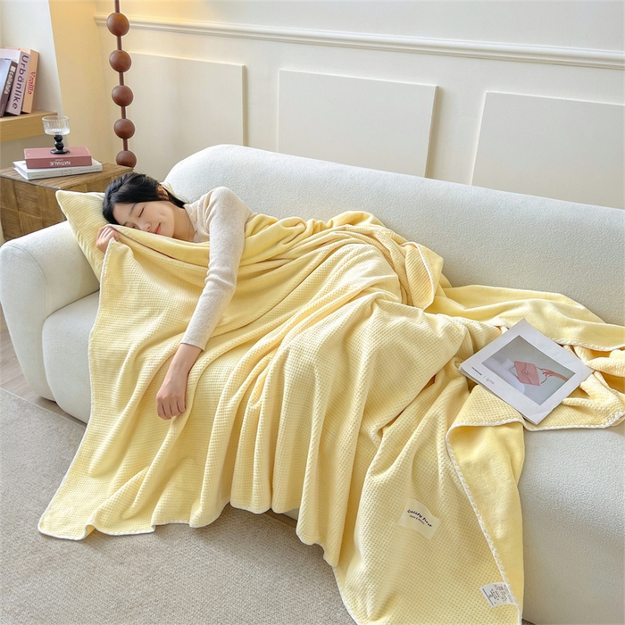 91家纺网 家纺一手货源 找家纺 澳梵家居 2025新款华夫格绒四季毯毛毯 奶油黄