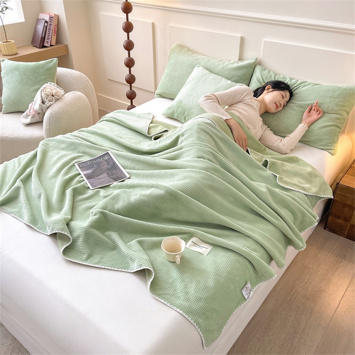 91家纺网 家纺一手货源 找家纺 澳梵家居 2025新款华夫格绒四季毯毛毯 抹茶绿