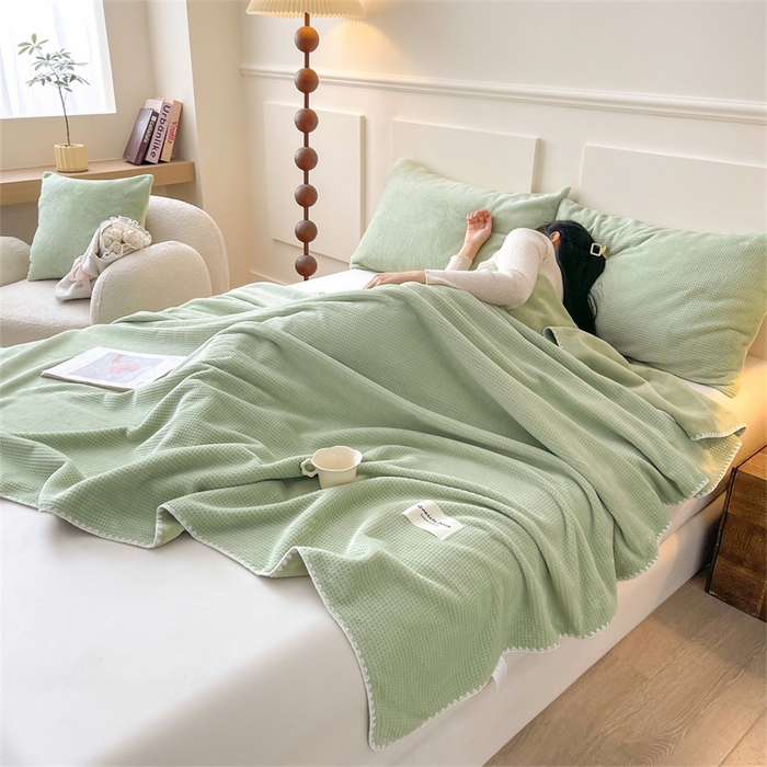 91家纺网 家纺一手货源 找家纺 澳梵家居 2025新款华夫格绒四季毯毛毯 抹茶绿