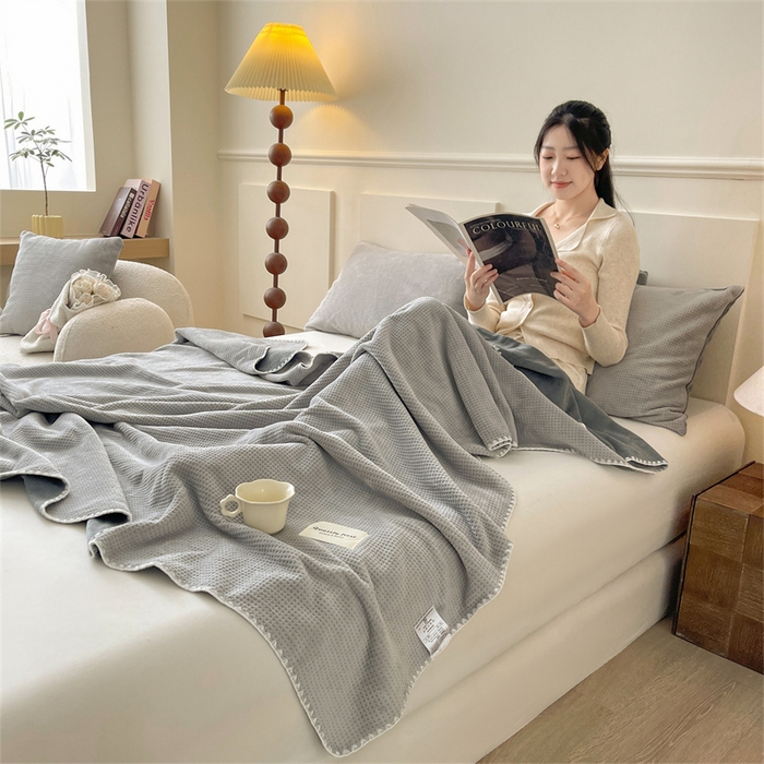 91家纺网 家纺一手货源 找家纺 澳梵家居 2025新款华夫格绒四季毯毛毯 时光灰