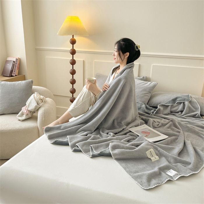 91家纺网 家纺一手货源 找家纺 澳梵家居 2025新款华夫格绒四季毯毛毯 时光灰