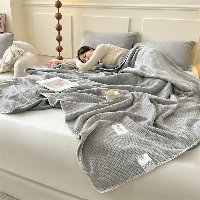 91家纺网 家纺一手货源 找家纺 澳梵家居 2025新款华夫格绒四季毯毛毯 时光灰