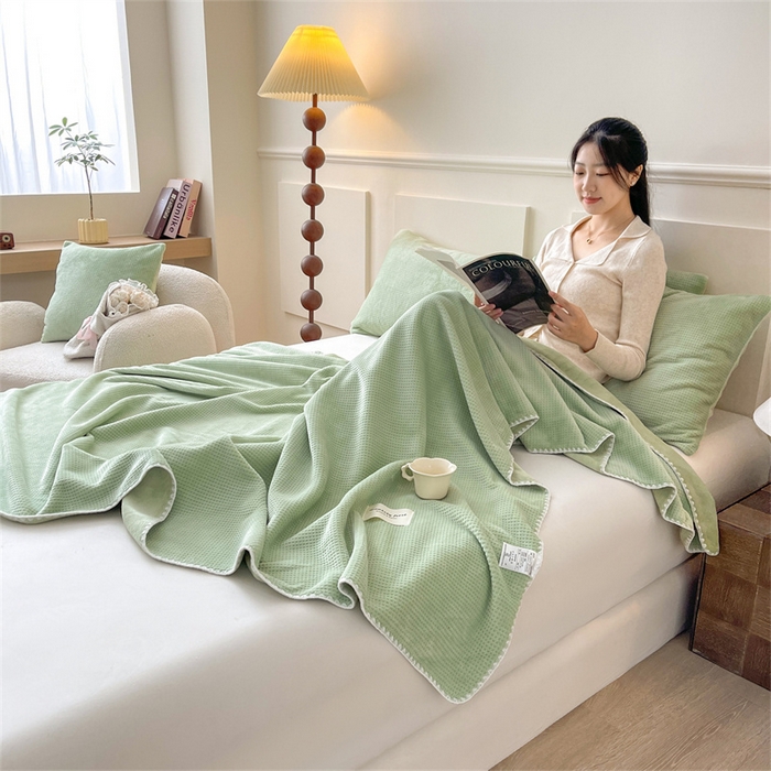 91家纺网 家纺一手货源 找家纺 澳梵家居 2025新款华夫格绒四季毯毛毯 抹茶绿