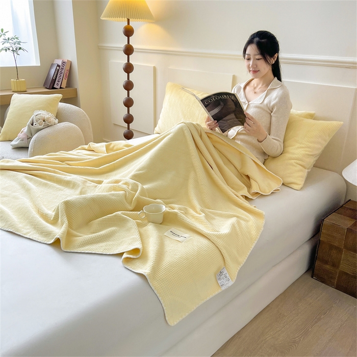 91家纺网 家纺一手货源 找家纺 澳梵家居 2025新款华夫格绒四季毯毛毯 奶油黄