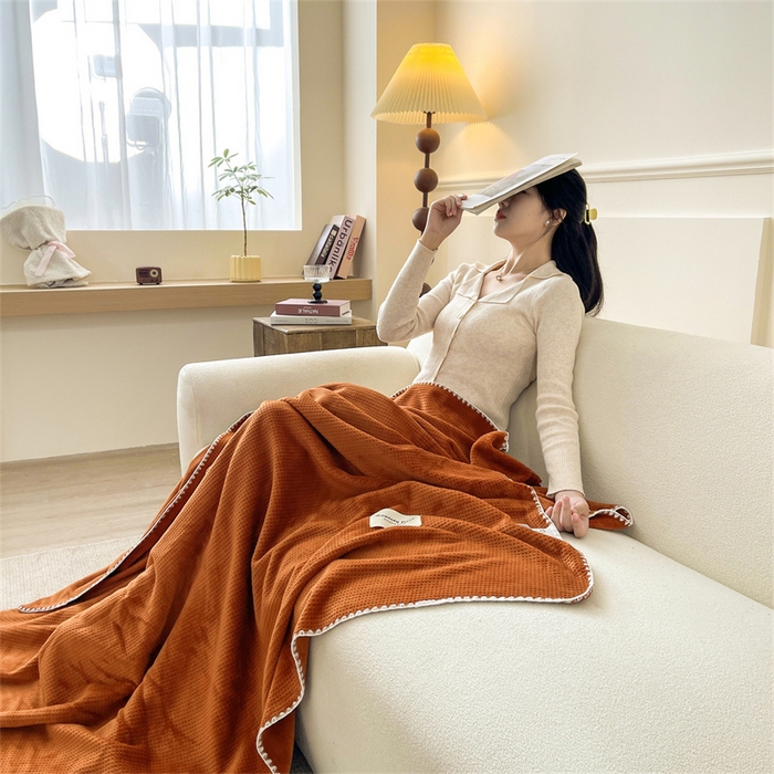 91家纺网 家纺一手货源 找家纺 澳梵家居 2025新款华夫格绒四季毯毛毯 焦糖色