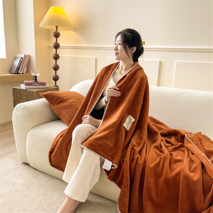 91家纺网 家纺一手货源 找家纺 澳梵家居 2025新款华夫格绒四季毯毛毯 焦糖色