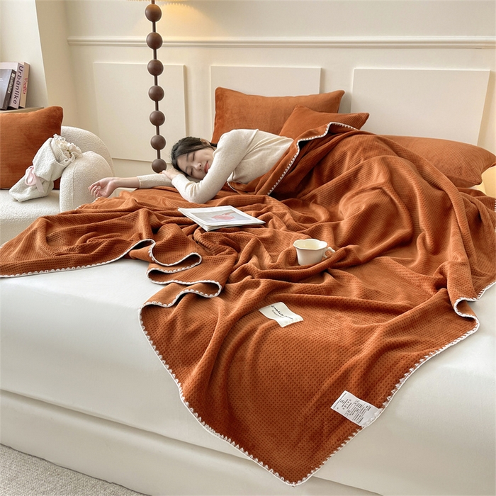 91家纺网 家纺一手货源 找家纺 澳梵家居 2025新款华夫格绒四季毯毛毯 焦糖色