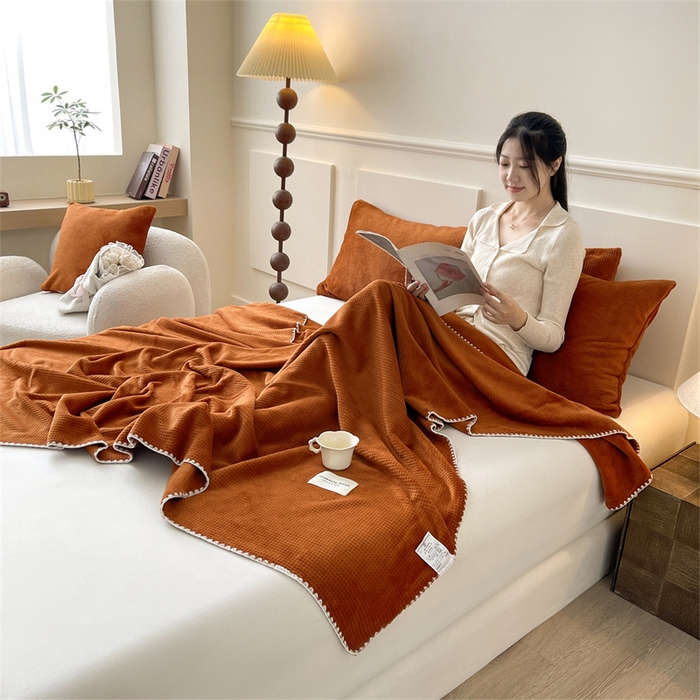 91家纺网 家纺一手货源 找家纺 澳梵家居 2025新款华夫格绒四季毯毛毯 焦糖色