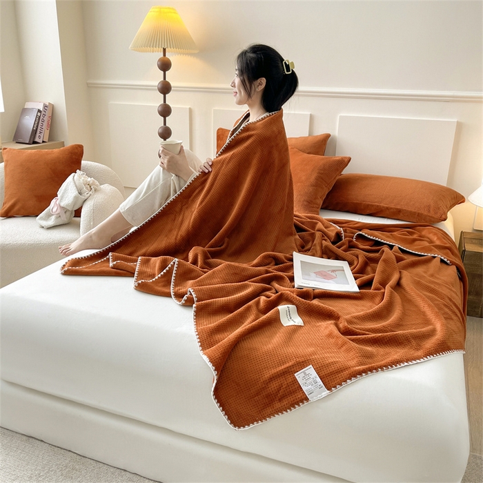 91家纺网 家纺一手货源 找家纺 澳梵家居 2025新款华夫格绒四季毯毛毯 焦糖色