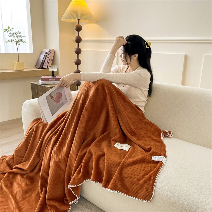 91家纺网 家纺一手货源 找家纺 澳梵家居 2025新款华夫格绒四季毯毛毯 焦糖色