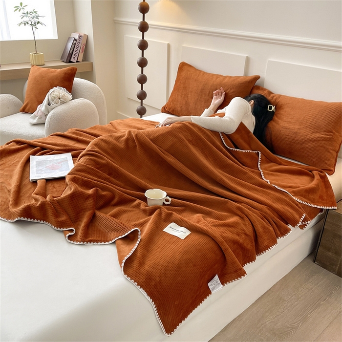 91家纺网 家纺一手货源 找家纺 澳梵家居 2025新款华夫格绒四季毯毛毯 焦糖色