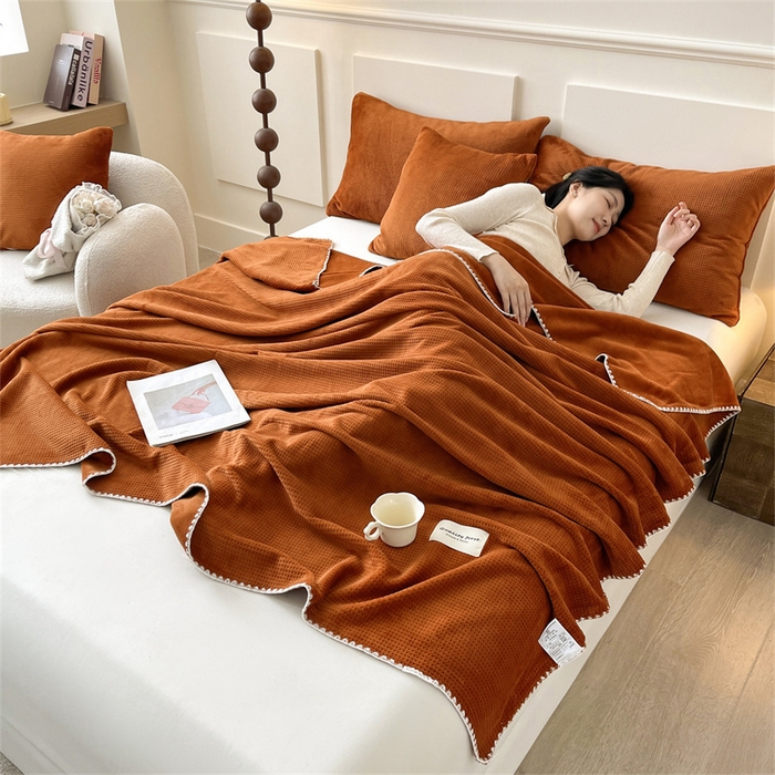 91家纺网 家纺一手货源 找家纺 澳梵家居 2025新款华夫格绒四季毯毛毯 焦糖色