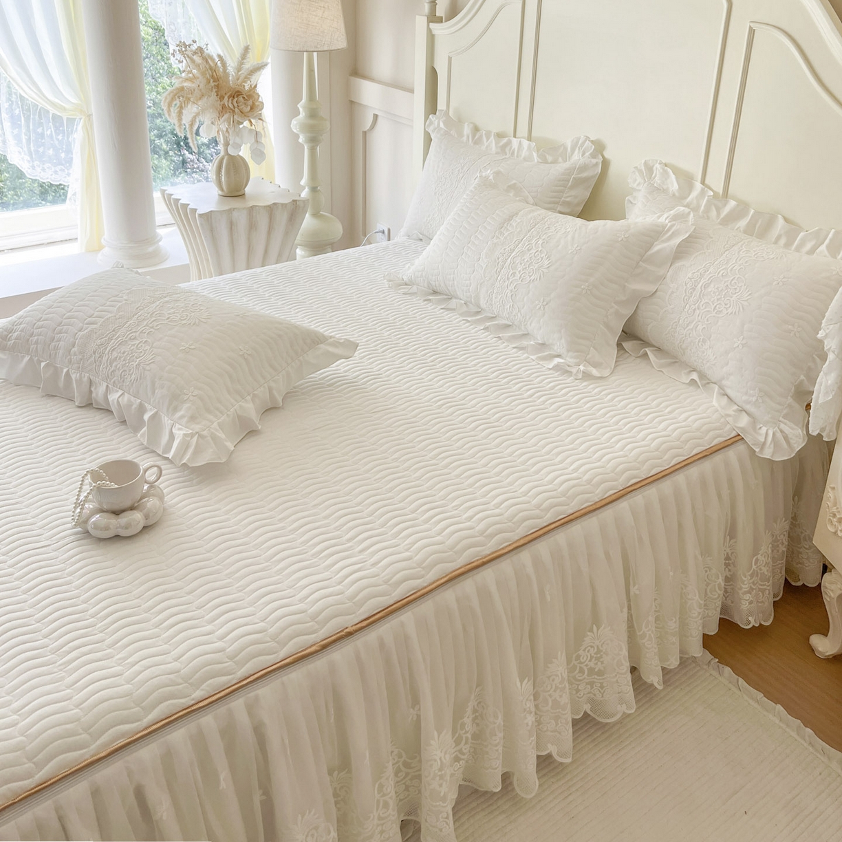 91家纺网 家纺一手货源 找家纺 恋尚 2025新款60S贡缎长绒棉全棉纯棉拉链可拆卸单被套床笠款单床裙床裙单品-曼莉系列 控价170起！ 曼莉-珍珠白