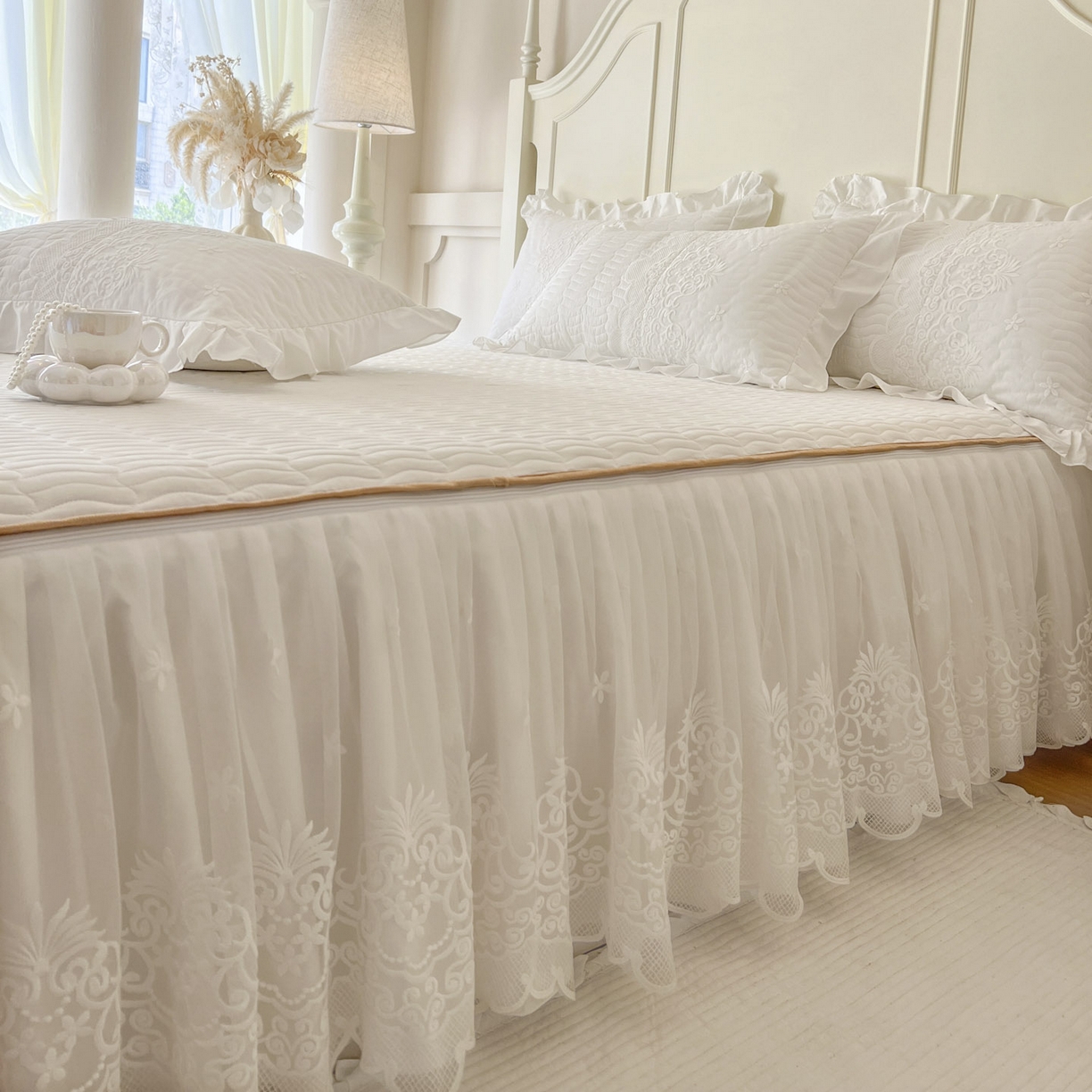 91家纺网 家纺一手货源 找家纺 恋尚 2025新款60S贡缎长绒棉全棉纯棉拉链可拆卸单被套床笠款单床裙床裙单品-曼莉系列 控价170起！ 曼莉-珍珠白