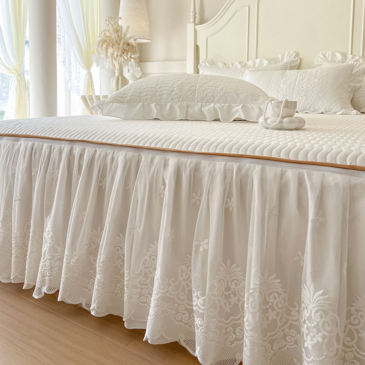 91家纺网 家纺一手货源 找家纺 恋尚 2025新款60S贡缎长绒棉全棉纯棉拉链可拆卸单被套床笠款单床裙床裙单品-曼莉系列 控价170起！ 曼莉-珍珠白