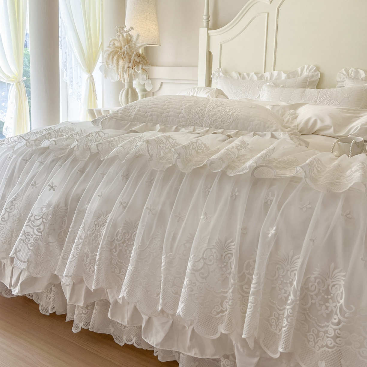 91家纺网 家纺一手货源 找家纺 恋尚 2025新款60S贡缎长绒棉全棉纯棉拉链可拆卸单被套床笠款单床裙床裙单品-曼莉系列 控价170起！ 曼莉-珍珠白