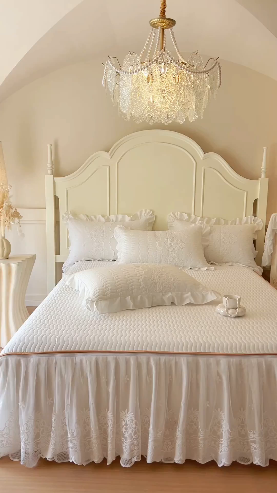 91家纺网 家纺一手货源 找家纺 恋尚 2025新款60S贡缎长绒棉全棉纯棉拉链可拆卸单被套床笠款单床裙床裙单品-曼莉系列 控价170起！ 曼莉-珍珠白