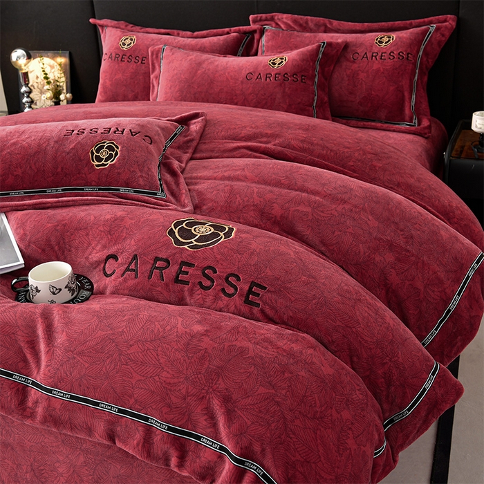 91家纺网 家纺一手货源 找家纺 妮恒美家纺 2025新款高克重牛奶绒刺绣四件套-山茶花-安哥拉红