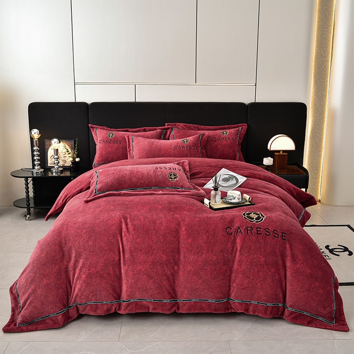 91家纺网 家纺一手货源 找家纺 妮恒美家纺 2025新款高克重牛奶绒刺绣四件套-山茶花-安哥拉红