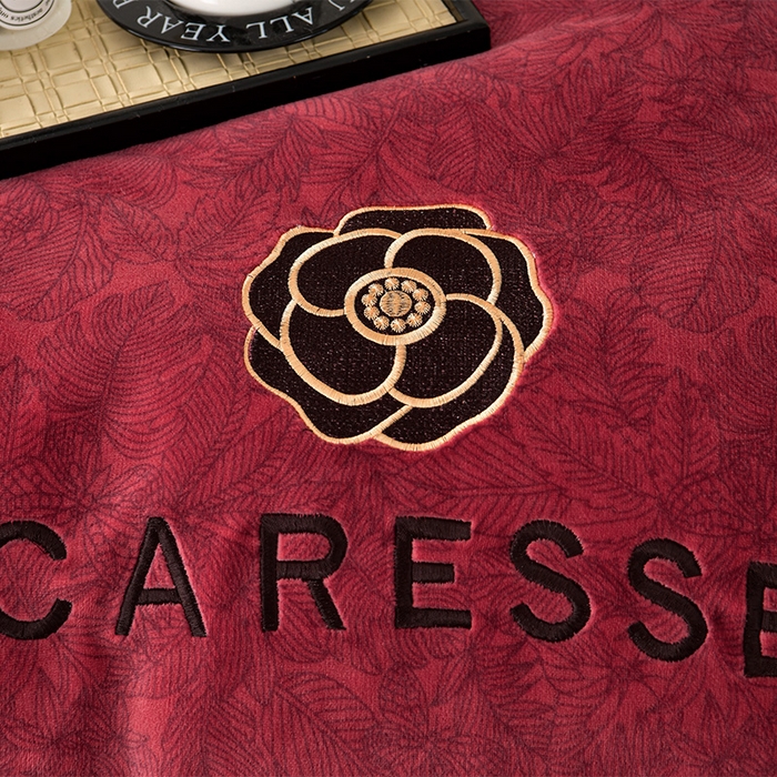 91家纺网 家纺一手货源 找家纺 妮恒美家纺 2025新款高克重牛奶绒刺绣四件套-山茶花-安哥拉红