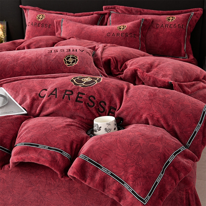 91家纺网 家纺一手货源 找家纺 妮恒美家纺 2025新款高克重牛奶绒刺绣四件套-山茶花-安哥拉红