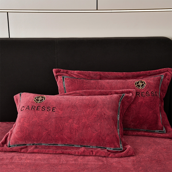 91家纺网 家纺一手货源 找家纺 妮恒美家纺 2025新款高克重牛奶绒刺绣四件套-山茶花-安哥拉红