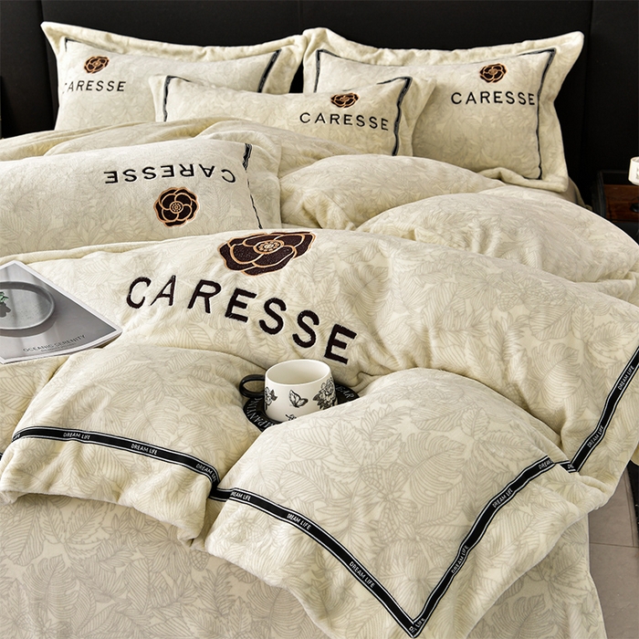 91家纺网 家纺一手货源 找家纺 妮恒美家纺 2025新款高克重牛奶绒刺绣四件套-山茶花-白奶咖