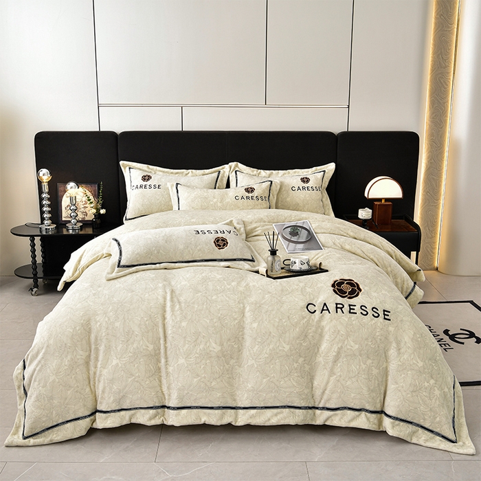 91家纺网 家纺一手货源 找家纺 妮恒美家纺 2025新款高克重牛奶绒刺绣四件套-山茶花-白奶咖