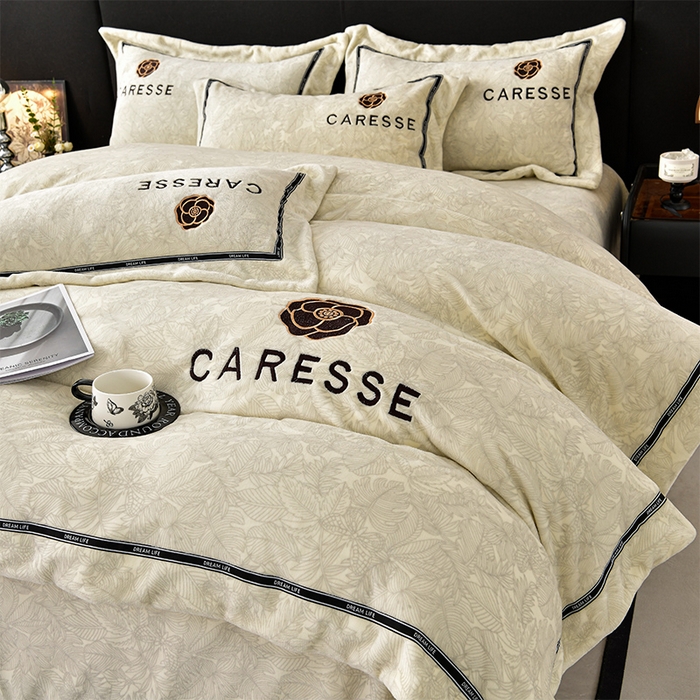 91家纺网 家纺一手货源 找家纺 妮恒美家纺 2025新款高克重牛奶绒刺绣四件套-山茶花-白奶咖