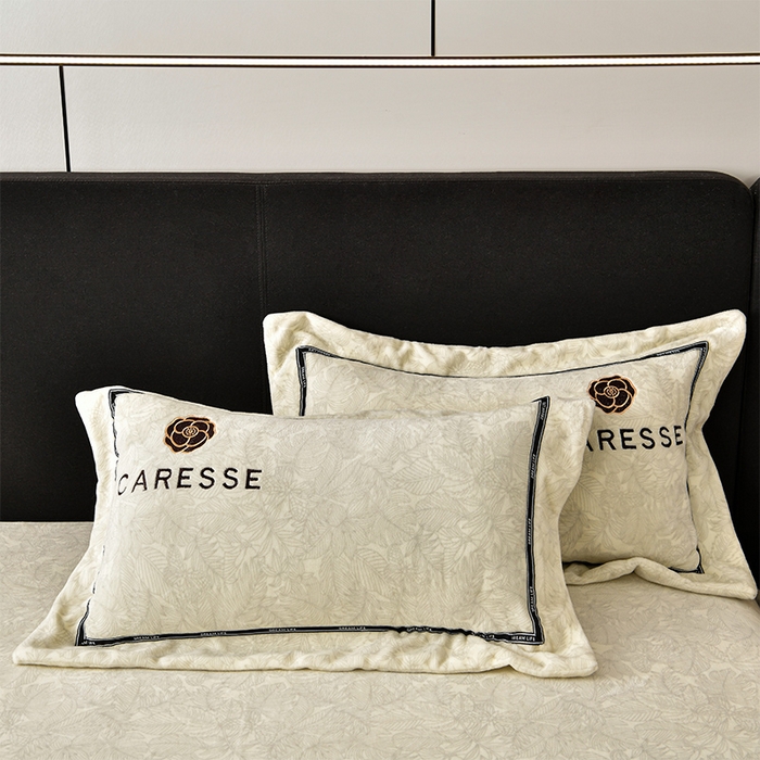 91家纺网 家纺一手货源 找家纺 妮恒美家纺 2025新款高克重牛奶绒刺绣四件套-山茶花-白奶咖