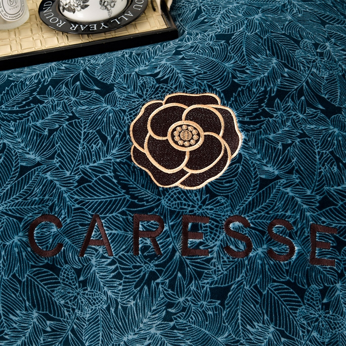 91家纺网 家纺一手货源 找家纺 妮恒美家纺 2025新款高克重牛奶绒刺绣四件套-山茶花-藏蓝黑