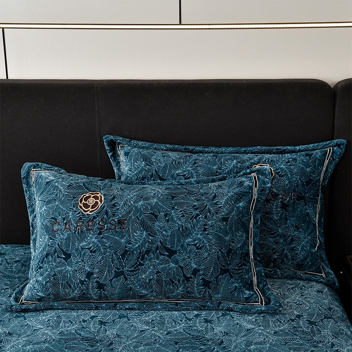 91家纺网 家纺一手货源 找家纺 妮恒美家纺 2025新款高克重牛奶绒刺绣四件套-山茶花-藏蓝黑