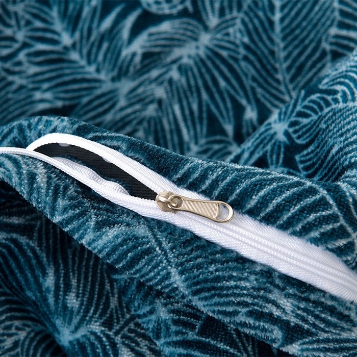 91家纺网 家纺一手货源 找家纺 妮恒美家纺 2025新款高克重牛奶绒刺绣四件套-山茶花-藏蓝黑