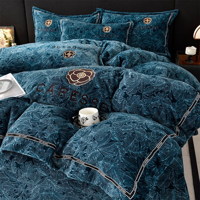 91家纺网 家纺一手货源 找家纺 妮恒美家纺 2025新款高克重牛奶绒刺绣四件套-山茶花-藏蓝黑