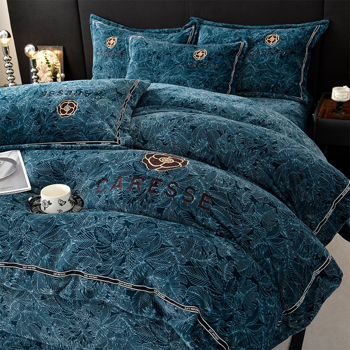 91家纺网 家纺一手货源 找家纺 妮恒美家纺 2025新款高克重牛奶绒刺绣四件套-山茶花-藏蓝黑