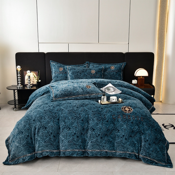 91家纺网 家纺一手货源 找家纺 妮恒美家纺 2025新款高克重牛奶绒刺绣四件套-山茶花-藏蓝黑